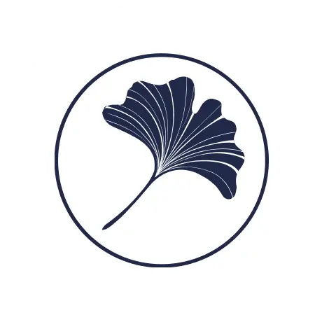 Ein dunkelblaues Ginkgoblatt mit weißen Adern befindet sich in der Mitte eines dünnen kreisförmigen Rahmens auf weißem Hintergrund und spiegelt den einfachen und minimalistischen Stil von günstige Bestattungen ab 1600 Euro wider.